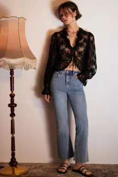 Джинсы клеш укороченные с сырыми срезами