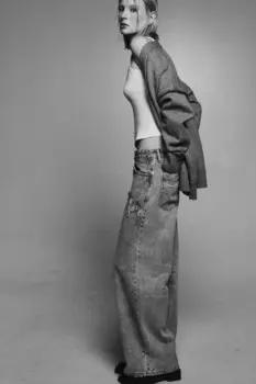 Джинсы широкие рваные с асимметричной деталью