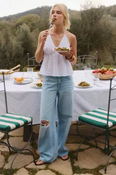 Джинсы широкие с рваным коленом