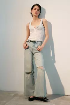 Джинсы широкие с рваными коленями