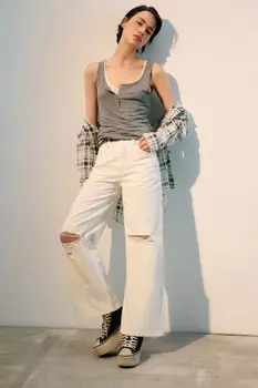 Джинсы широкие с рваными коленями