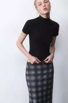 Футболка облегающая с воротником-стойкой