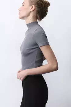 Футболка облегающая с воротником-стойкой