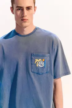 Футболка oversize с карманом и принтом