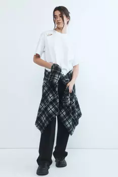 Футболка oversize с металлическими булавками