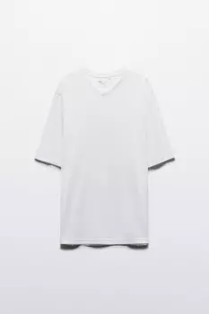 Футболка прямая с V-образным вырезом
