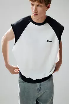 Футболка с обрезанными рукавами