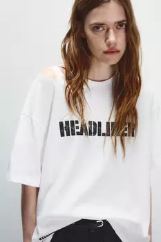 Футболка с рваным плечом и принтом