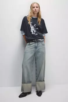 Футболка с рваным плечом и принтом