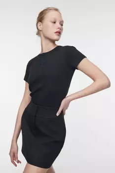 Футболка-топ хлопковая облегающая в рубчик с вышивкой