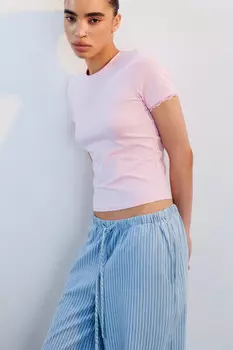 Футболка-топ с кружевом на рукавах