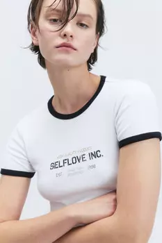 Футболка-топ с надписью и контрастной окантовкой