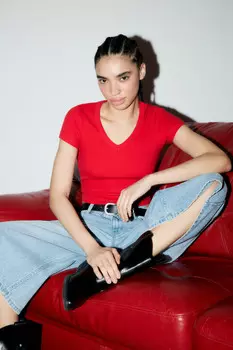 Футболка-топ в рубчик с V-вырезом