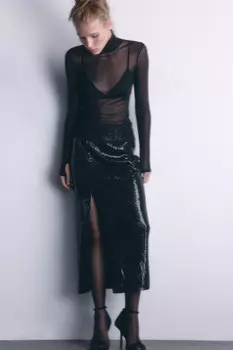 Юбка миди прямая с пайетками и разрезом