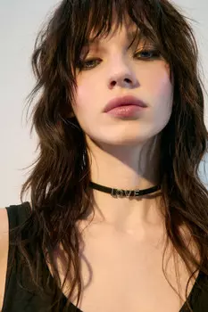 Колье-чокер с надписью