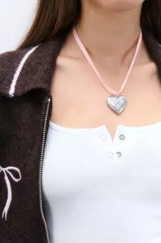 Колье из атласной ленты с кулоном