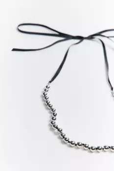 Колье с бусами и лентой