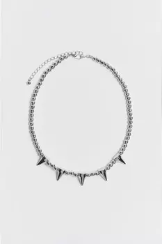 Колье с металлическим бисером и шипами
