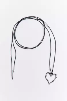 Колье-шнурок с подвеской-сердцем
