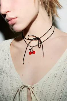 Колье-шнурок с подвеской в виде вишенок