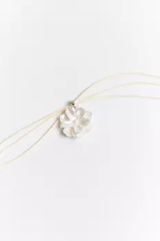 Колье-шнурок с подвеской в виде цветка