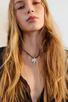 Колье-шнурок с подвеской в виде цветка