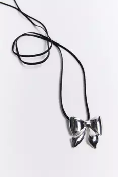 Колье-шнурок с серебристой подвеской