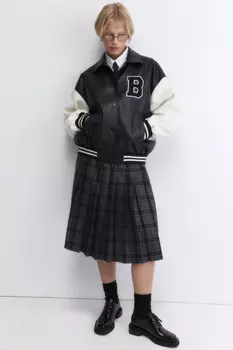 Куртка-бомбер с контрастными рукавами и нашивкой