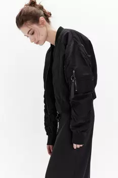 Куртка-бомбер укороченная из жатой ткани