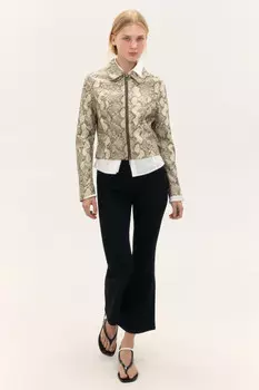 Куртка приталенная со змеиным принтом