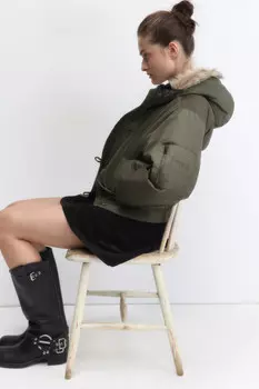 Куртка укороченная с капюшоном и опушкой