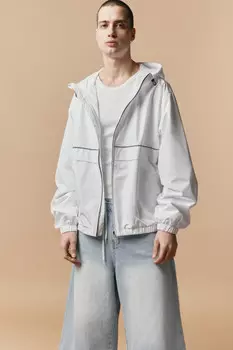 Куртка-ветровка на молнии с капюшоном