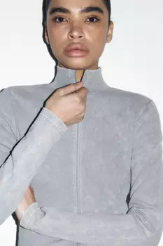 Лонгслив на молнии с воротником-стойкой