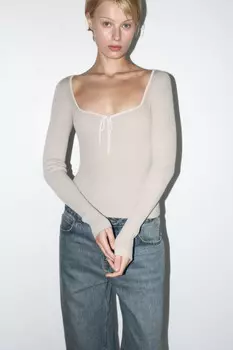 Лонгслив облегающий с фигурным вырезом и бантиком