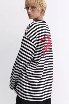 Лонгслив oversize в полоску с надписью на спине