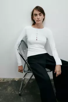 Лонгслив с разрезом на груди