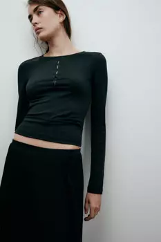 Лонгслив с разрезом на груди