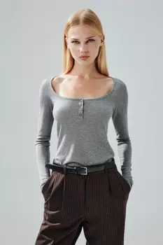 Лонгслив с вырезом и застежкой