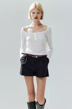 Лонгслив с вырезом и застежкой