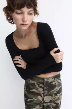 Лонгслив укороченный с вырезом-каре