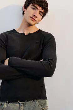 Лонгслив в рубчик с фигурным вырезом