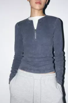 Лонгслив в рубчик с молнией на груди