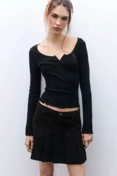 Лонгслив в рубчик с вырезом