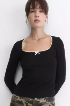 Лонгслив в рубчик с вырезом-каре и кружевом