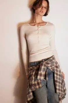 Лонгслив вискозный на пуговицах