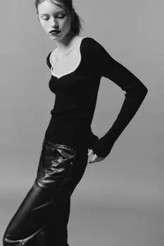 Лонгслив вискозный с фигурным вырезом и бантиком