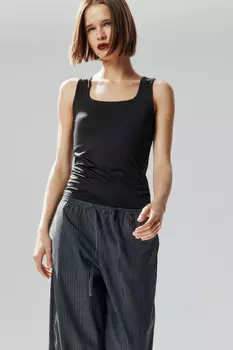 Майка гладкая на широких бретелях