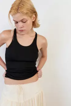 Майка облегающая в рубчик на тонких бретелях