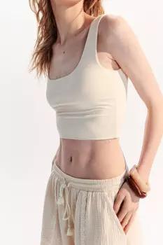 Майка-топ гладкая на широких бретелях