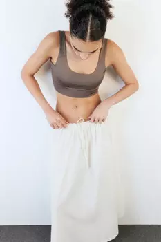 Майка-топ облегающая на широких бретелях